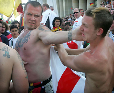 Photo: England, Germany fans clash in Stuttgart