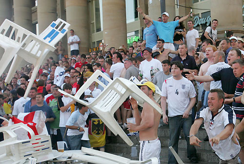 Photo: England, Germany fans clash in Stuttgart