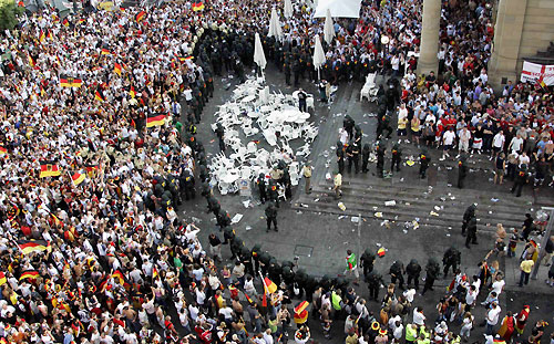 Photo: England, Germany fans clash in Stuttgart