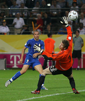 Itatly enter the final with late goals