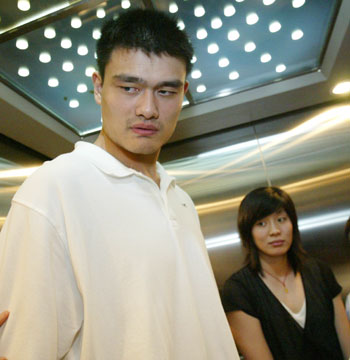 Yao Ming and his girlfriend