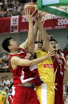 Yao Ming leads China to beat Australia 63-61