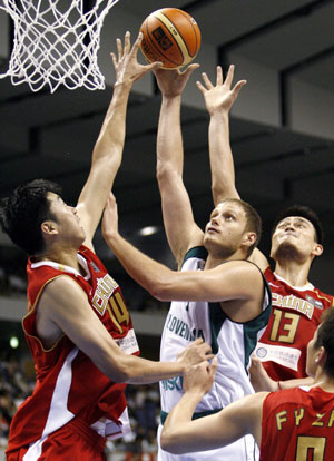 Wang Shipeng's buzzer shot lifts China over Slovenia 78-77