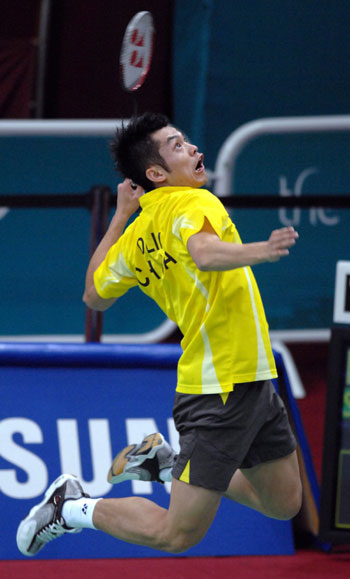 Taufik sets up revenge with Lin in semis