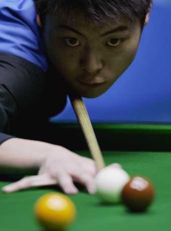 Ding glows red hot on green table