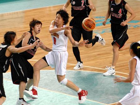 Women hoopsters upset Japan to reach semis