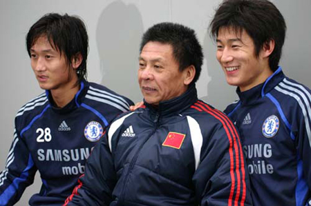 Chinese rookies train with Chelsea