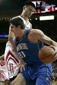 Yao scores 37 in Rockets' win over Magic