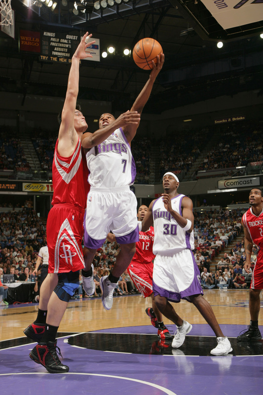 Rockets rally past Kings 112-106