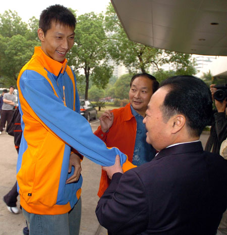 Yi Jianlian leaves for NBA career