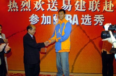 Yi Jianlian leaves for NBA career