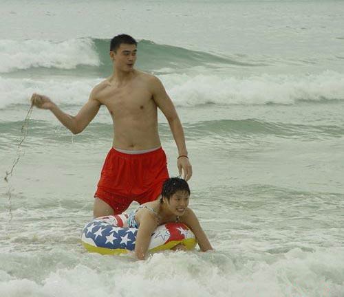 Yao Ming having a good time with girlfriend on 