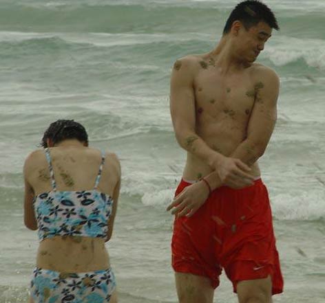 Yao Ming having a good time with girlfriend on the beach