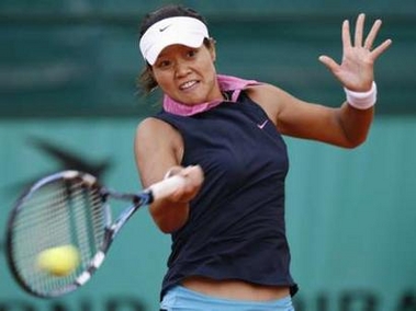 China's Li Na edges into 2nd round at French Open