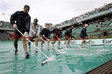 Rain hits French Open, interrupting most matches