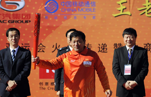 Asiad torch relay continues in NE China's Changchun
