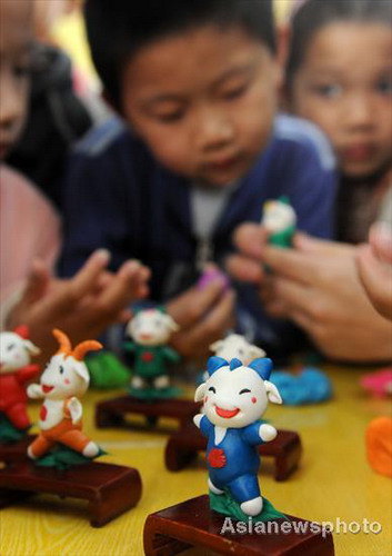 Students turn rice dough into mascots