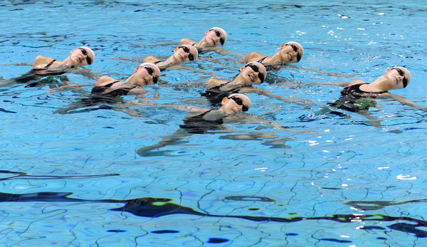 Chinese synchronized swimming team prepares for the Games