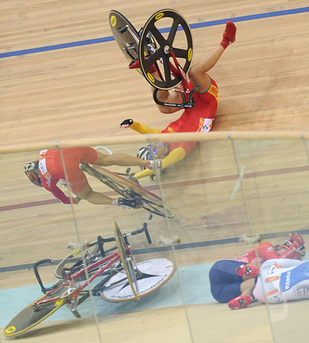 Crashes force 5 riders out of points race cycling