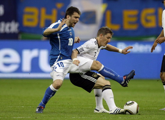 Schweinsteiger fires Germany to win over Bosnia