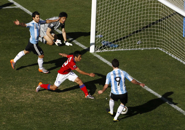 Higuain hat-trick propels Argentina to 4-1 victory