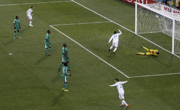 Greece beat 10-man Nigeria 2-1