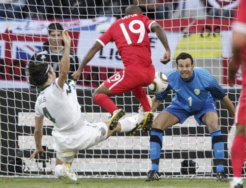England, US squeeze into second round