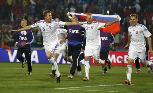 Holders Italy make exit, Japan go through