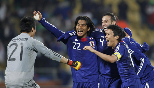 Holders Italy make exit, Japan go through
