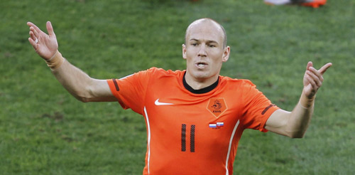 Robben finds inside track to keep Dutch on course