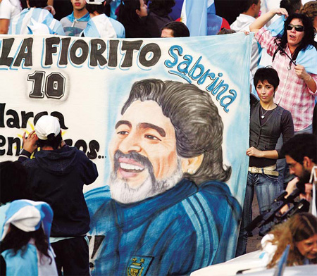 Maradona urged to stay on in coaching role