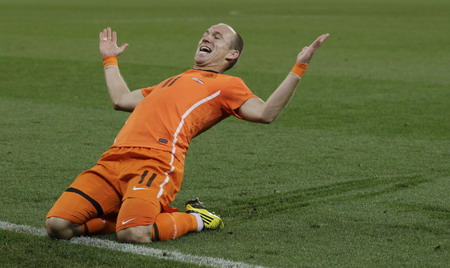 Netherlands into WCup final, 3-2 over Uruguay