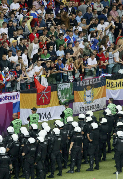 Russian, Polish fans clash before Euro 2012 match