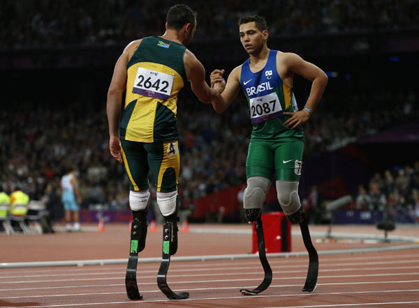 Oliveira beats Pistorius to win 200m gold