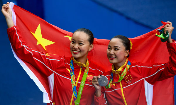 China's synchronized swimming team reveals its talent in tune