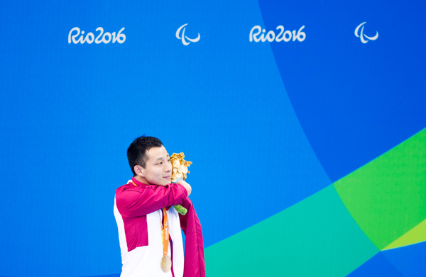 China win 13 gold medals on second day