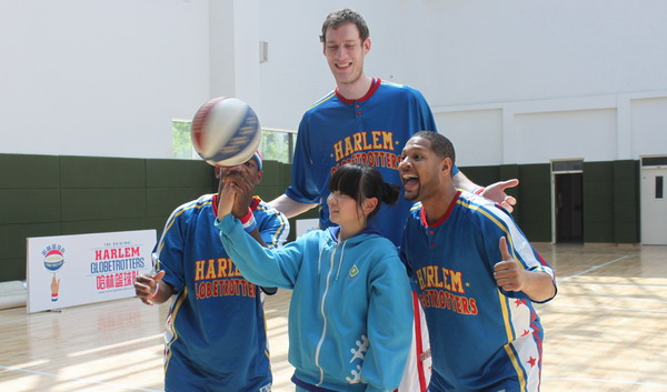 Harlem Globetrotters bring joy to Beijing kids