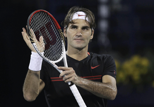 Federer cruises in Dubai as Murray labours