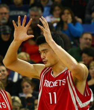 Yao Ming was expelled from the court after fouling six times and uttering the F-word at the game between the Rockets and Kings Sunday. It was the first time for Yao to be expelled from a game in his career. The Rockets lost to the Kings 107-99.(Photo: xbnews.net)