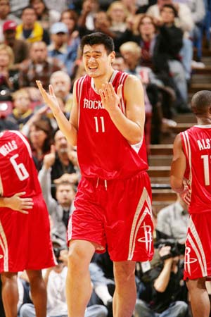 Yao Ming was expelled from the court after fouling six times and uttering the F-word at the game between the Rockets and Kings Sunday. It was the first time for Yao to be expelled from a game in his career. The Rockets lost to the Kings 107-99.(Photo: xbnews.net)