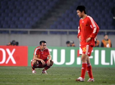 Two members of host China's men's soccer team put on a face of disappointment after losing to Japan 1-0 at the East Asian Football Championship (EAFC), which is held in Chongqing of Southwest China, Feb. 20, 2008. The defending champion of EAFC had their title hopes dashed. [Xinhua]
