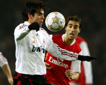 Arsenal's Mathieu Flamini (R) challenges AC Milan's Kaka during their Champions League first knockout round, first leg soccer match at the Emirates stadium in London February 20, 2008. Arsenal missed a host of chances as they failed to capitalize on their superiority by drawing 0-0 with holders AC Milan.[Agencies]