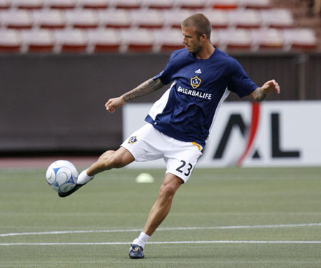 David Beckham of the L.A. Galaxy warms up before the Pan-Pacific Soccer Championship at Aloha Stadium in Honolulu, Hawaii, February 20, 2008. Galaxy suffered a 1-0 lost. [Agencies]