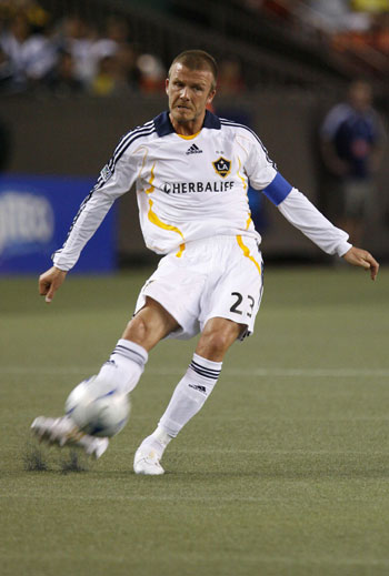 David Beckham of L.A. Galaxy takes a penalty during the first half of the Pan-Pacific Soccer Championship at the Aloha Stadium in Honolulu February 20, 2008. Galaxy suffered a 1-0 lost. [Agencies]