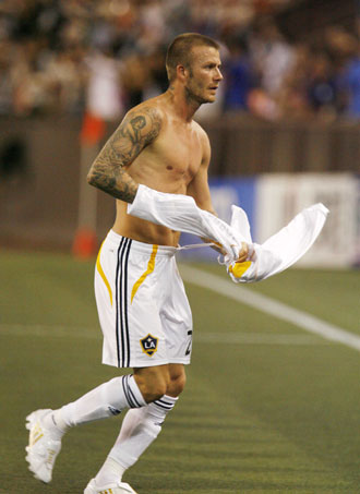 David Beckham of L.A. Galaxy takes off his shirt after their Pan-Pacific Soccer Championship match against Gamba Osaka at Aloha Stadium in Honolulu, Hawaii February 20, 2008. Galaxy suffered a 1-0 lost. [Agencies]