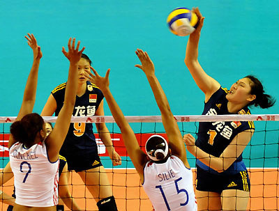 Wang Yimei (R) of China spikes the ball agaisnt Cuba in the women's volleyball friendly series in Xiamen of Southeast China's Fujian province, Feb. 26, 2008. China clinched the third straight win. [Xinhua]