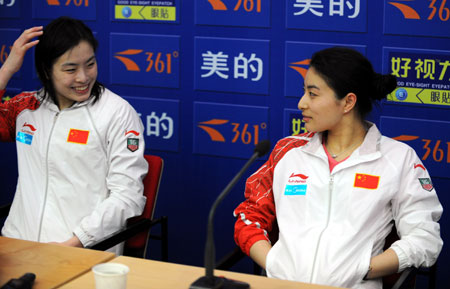 China's diving queen Guo Jingjing (R) watches her her partner Wu Minxia during a press conference after they won the women's three-meter synchronized springboard event at the 2008 National Diving Championships in Hefei, East China's Anhui Province, March 23, 2008. [Xinhua]