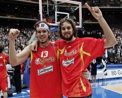 Spain's Pau Gasol, right,