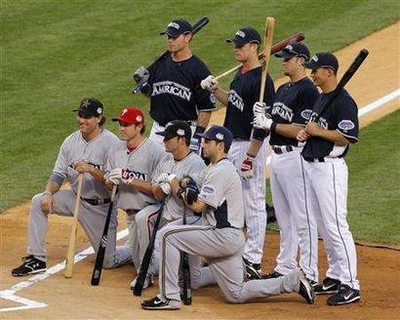Participants in the MLB All-Star Home Run Derby gather for a photograph by the home plate at Yankee Stadium in New York, July 14, 2008. [Agencies]