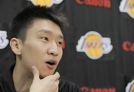  Los Angeles Lakers Sun Yue, of China, speaks during a news conference at the team's basketball training facility in El Segundo, Calif., Wednesday Sept. 24, 2008. The Lakers announced they have signed Sun, dubbed as China's Magic Johnson by fans, to a multi-year contract. [Agencies]